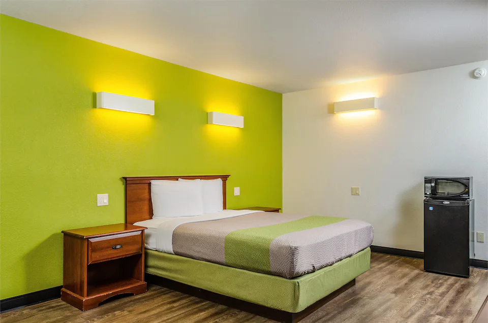 Queen room